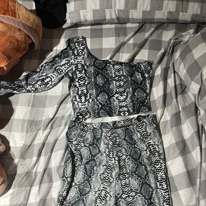 One shoulder body fitted date set. Good material. Unused.